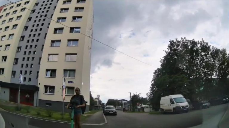 Momentul în care o șoferiță a fost la un pas de a lovi o femeie, care se deplasa regulamentar cu o trotinetă electrică, pe o stradă din Chișinău