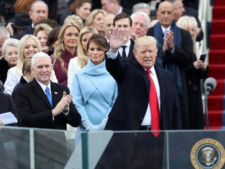 Fotografiile de la ceremonia de învestire a lui Trump au fost editate pentru a arata ca au fost mai multi oameni