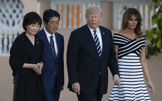 Trump, în vizită în Japonia – Președintele american este primit de împărat, joacă golf cu Abe şi asistă la sumo