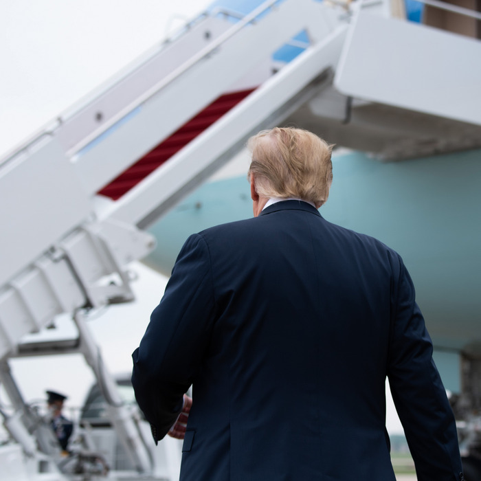 Trump a vizitat mai multe zone din Golful Mexic afectate de uraganul Laura