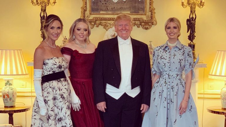 Întreaga familie Trump şi-a dezvăluit vizita la Palatul Buckingham pe reţelele sociale