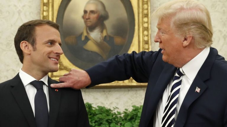 Relația “touchy-feely” dintre Trump și Macron face deliciul umoriştilor de la ‘late-night talk show’-urile americane