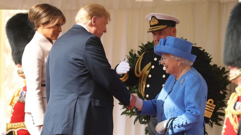 Donald Trump şi soţia sa au fost primiţi la castelul Windsor de regina Elisabeta a II-a