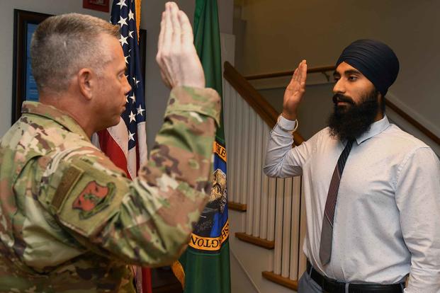 Un tribunal american permite turbanul şi barba la sikhii din Marine Corps