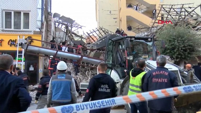 Zece persoane au rămas prinse sub dărâmături după ce o clădire comercială s-a prăbuşit într-un oraș din estul Turciei