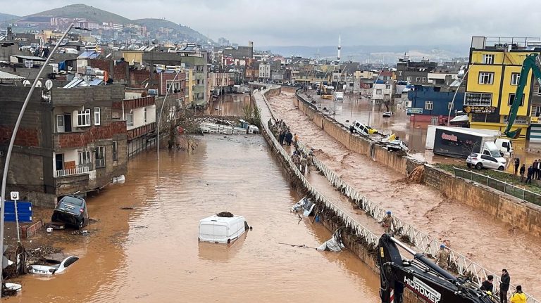 Cel puţin 10 morţi în inundaţiile din două provincii din sud-estul Turciei, devastate de cutremurul din 6 februarie