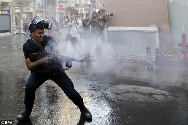 O deputată prokurdă rănită de poliţie în timpul unei manifestaţii în sud-estul Turciei