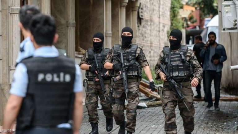 Razii de amploare în Turcia. 89 de oameni au fost arestaţi