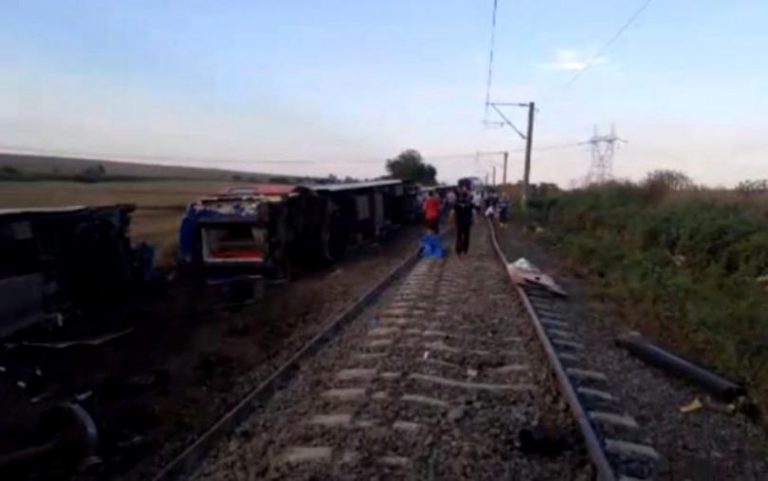 UPDATE. Tren deraiat în Turcia: Cel puţin 24 de persoane şi-au pierdut viaţa