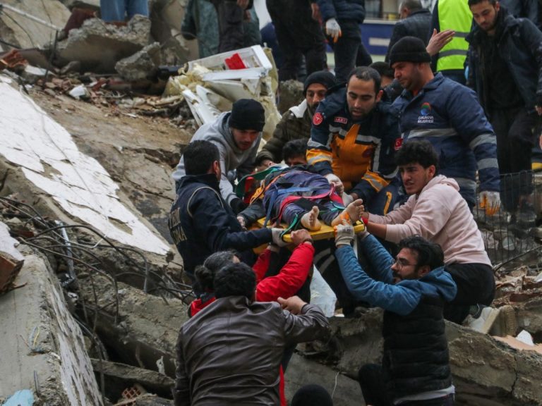 Bilanțul deceselor provocate de cutremure a trecut de 7.200 de persoane în Turcia și Siria
