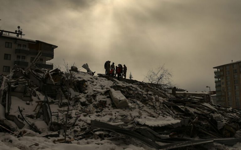 Bilanțul cutremurului depășește 33.000 de morți în Turcia și Siria