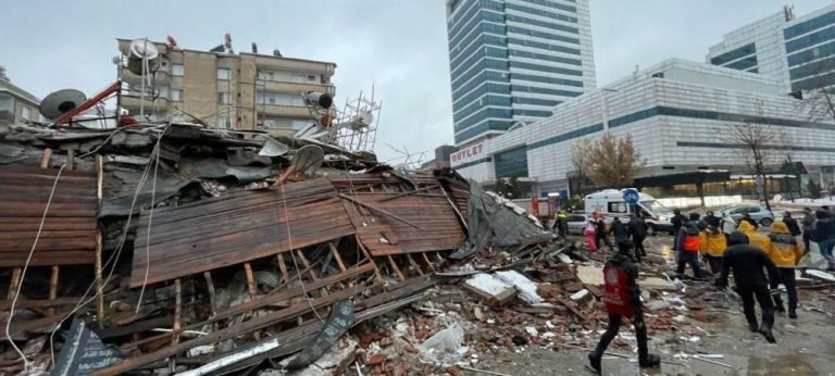 O familie de cinci persoane a fost salvată din casa prăbușită în provincia turcă Gaziantep