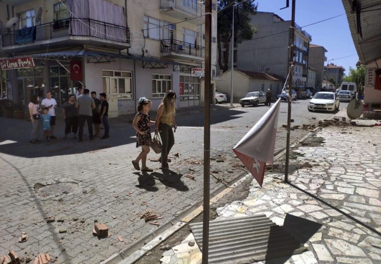 Cel puţin 68 de persoane au fost rănite după seismul din vestul Turciei
