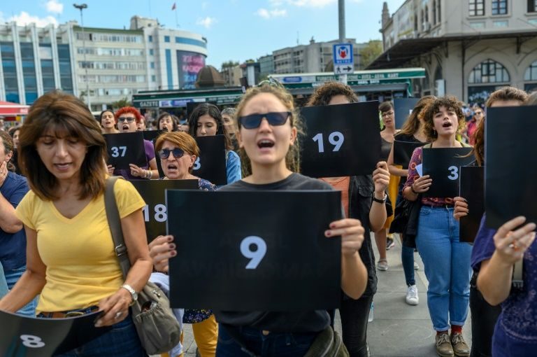 Zeci de manifestante care protestau împotriva violenţei asupra femeilor, arestate la Istanbul