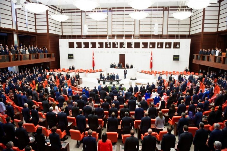 Parlamentul Turciei dezbate marţi ratificarea aderării Suediei la NATO