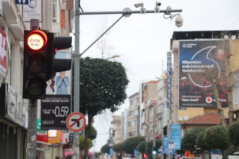 Mesaje virale pe semafoare în Turcia – ‘rămâneţi acasă’ pe lumina roşie şi ‘mergeţi acasă’ pe cea verde