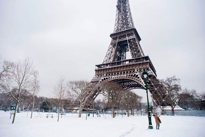Turnul Eiffel se va redeschide duminică după câteva zile de ninsori şi îngheţ