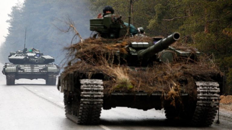 Armata rusă afirmă că a încercuit două oraşe din sud. Vehicule militare ruse au pătruns în Harkov
