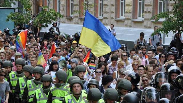 Zeci de mii de ucraineni au defilat la Kiev de Ziua Independenţei, în parade neoficiale