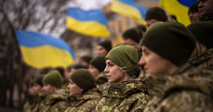 Voluntarii ucraineni confecţionează uniforme pentru femeile din armată