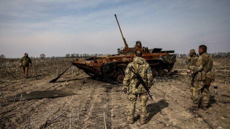 Rusia încearcă să încercuiască pozițiile Ucrainei în estul țării (surse militare)