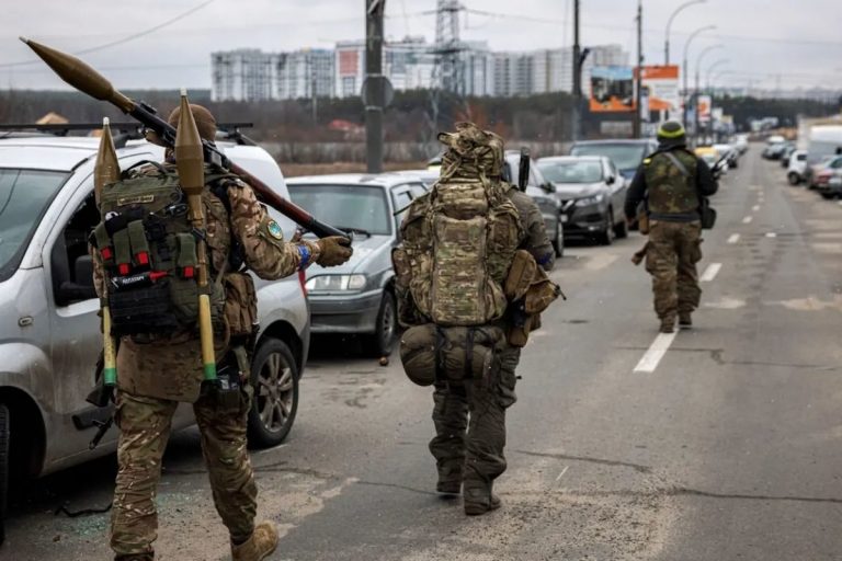Armata ucraineană continuă înaintarea, în timp ce trupele ruse îşi creează noi linii defensive
