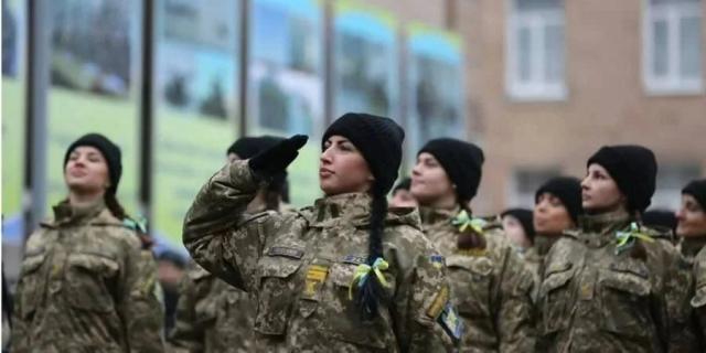 Aproximativ 40.000 de femei servesc în forţele armate ale Ucrainei