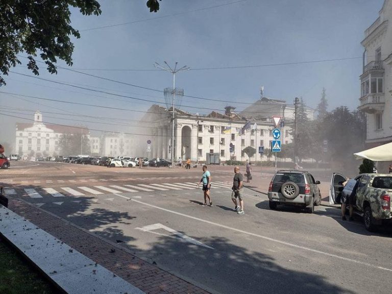 Cinci morţi şi 37 de răniţi după ce o rachetă rusă a lovit piaţa centrală din oraşul Cernigău