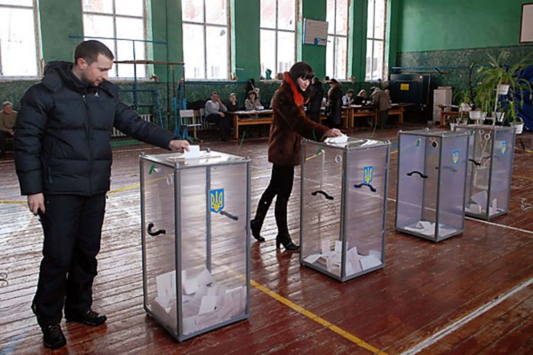S-au deschis birourile de vot pentru al doilea tur al prezidenţialelor din Ucraina