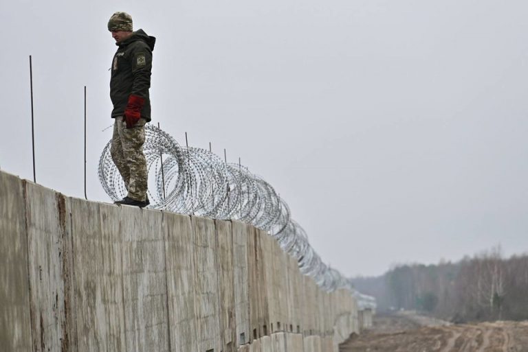 Ucraina ridică un zid de beton armat şi alte fortificaţii la graniţa cu Belarusul