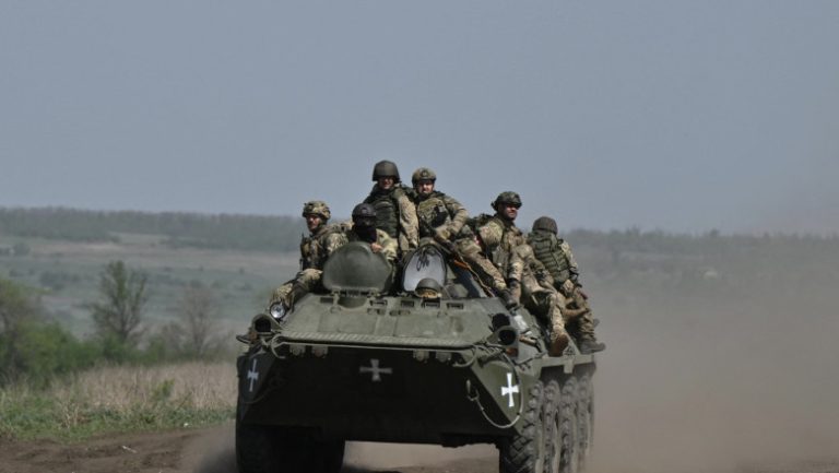 Soldații ucraineni se retrag din fața rușilor în trei localități din Donețk, spune șeful armatei Kievului