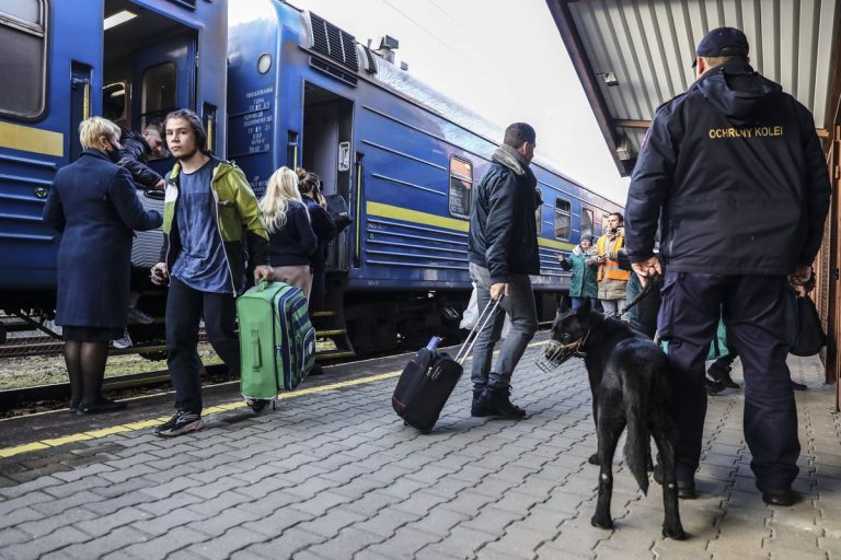 Peste 1,5 milioane de persoane au fugit din calea războiului din Ucraina în 10 zile