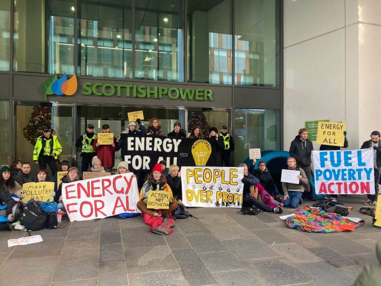 Instituţii, magazine şi societăţi energetice din Marea Britanie ocupate în semn de protest împotriva creşterii facturilor la energie