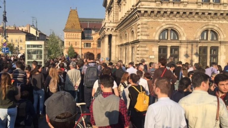 Protest la Budapesta pentru susţinerea Universităţii Central Europene finanţată de Soros