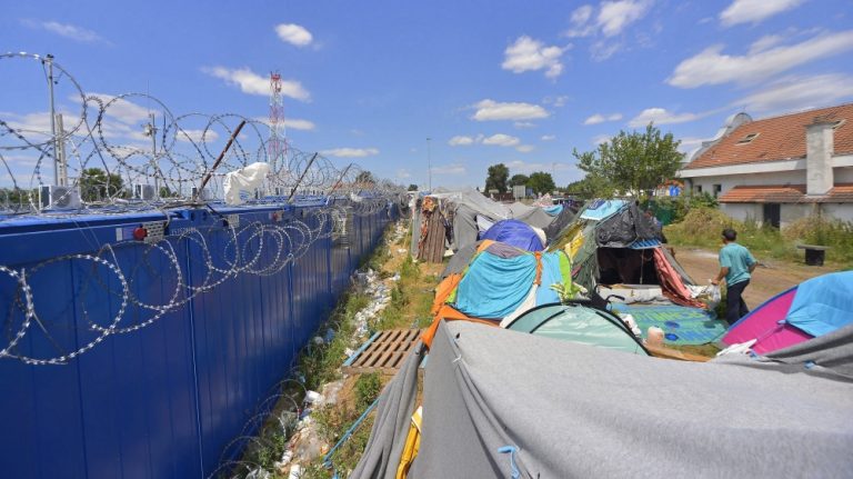 CEDO cere Ungariei să amelioreze condiţiile de trai într-o tabără de migranți din Tompa