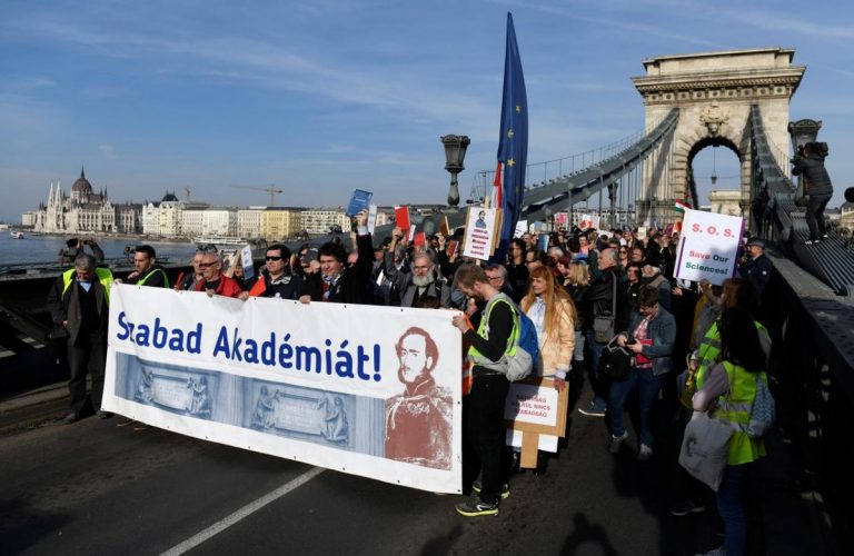 Protest al angajaţilor Academiei Ungare de Ştiinţe împotriva măsurilor guvernului de reformare a instituţiei