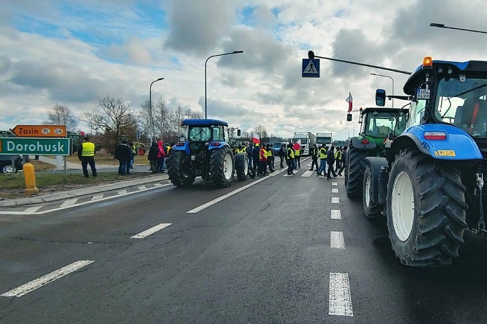 Sute de agricultori ungari au blocat un punct de frontieră cu Ucraina