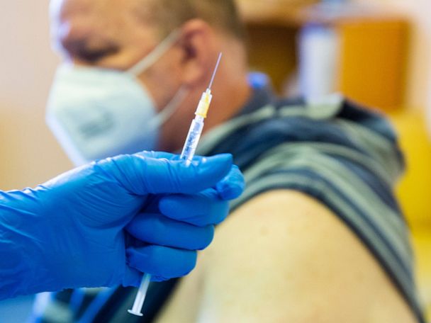  Guvernul ceh acordă două zile suplimentare de concediu pentru funcţionarii vaccinaţi împotriva coronavirusului