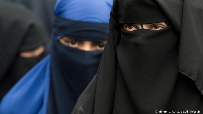 Autorităţile elveţiene vor amenda cu 1.000 de euro persoanele care poartă în public burka
