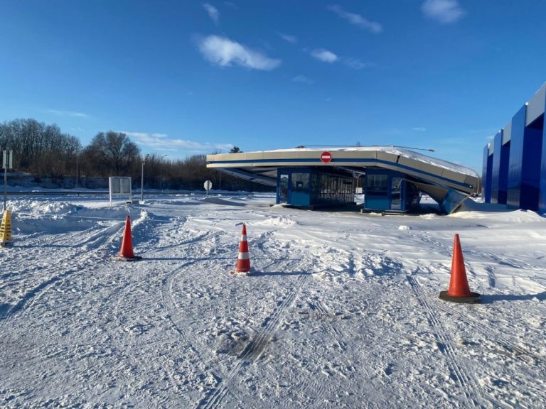 Zăpada a rupt copertina cabinelor de control la vamă