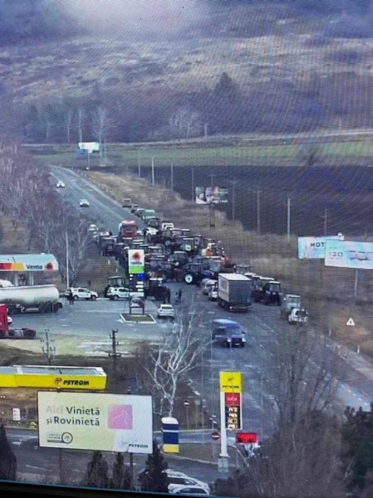 PTF Leușeni-Albița, inaccesibil. Fermierii l-au blocat și astăzi