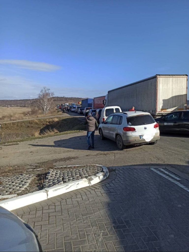 Poliția cere fermierilor să deblocheze traficul spre vama Leușeni