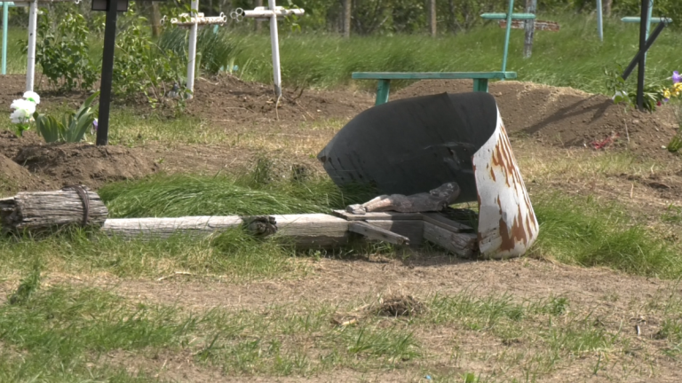 Scandal la Tănătari. Localnicii acuză primăria de vandalizarea mormintelor