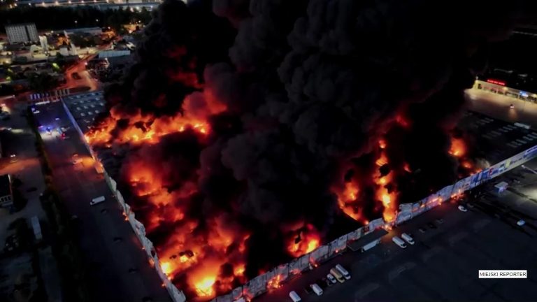 VIDEO – Unul dintre cele mai mari centre comerciale din Varșovia, distrus în totalitate de un incendiu uriaș