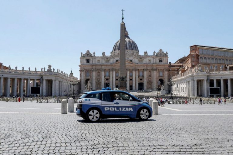 Un bărbat a fost arestat după ce a trecut cu maşina printr-un cordon al poliţiei la Vatican