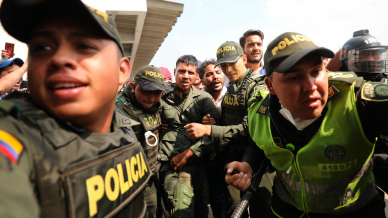 Venezuela: 326 de militari dezertori au trecut în Columbia