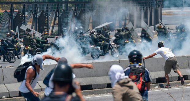 PENURIA de carburant declanşează proteste violente în Venezuela! Un om a fost ucis, iar altul grav rănit!