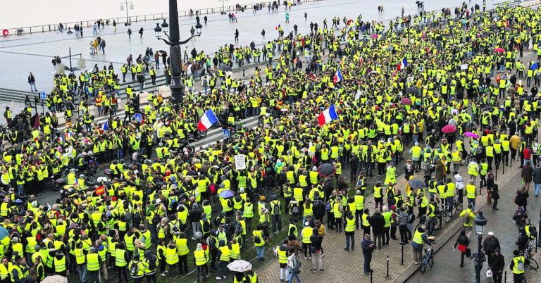 La 48 de ore după discursul lui Macron, ‘vestele galbene’ au ieșit din nou pe străzile Franței (VIDEO)