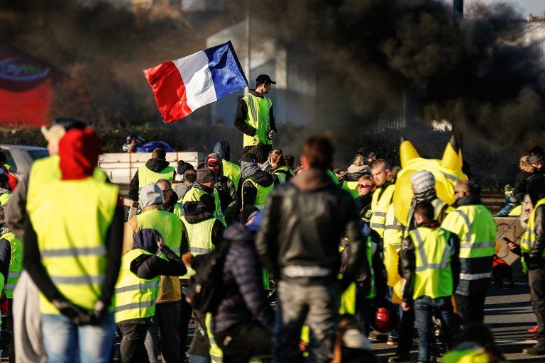 “Vestele galbene”: Protestatar implicat în violenţele din Franţa, condamnat la închisoare cu executare