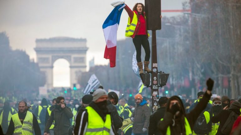 Franţa: Noi violenţe şi distrugeri în actul 18 al “vestelor galbene”